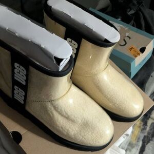 UGG Women’s Classic Clear Mini ankle winter boots Cream size -US9